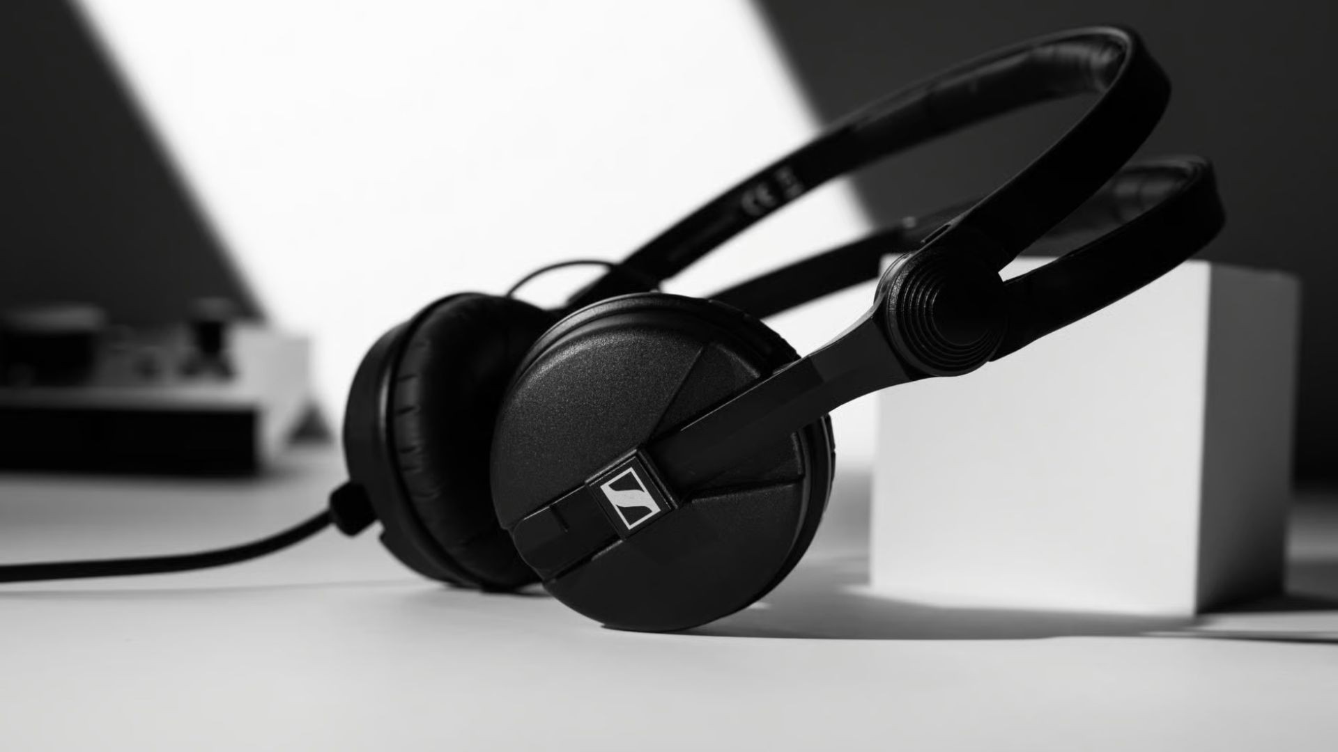 Sennheiser HD-25 Features